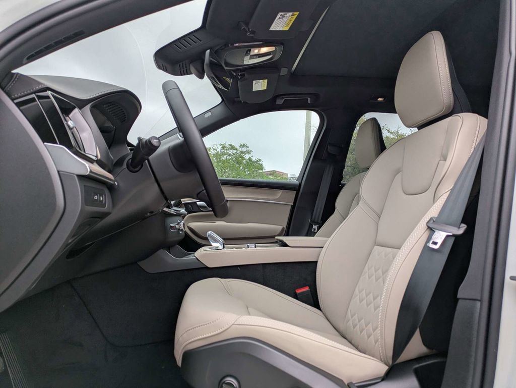 New 2026 Volvo XC90 T8 Plus w/ Protection Package Premier AWD/4WD image 2