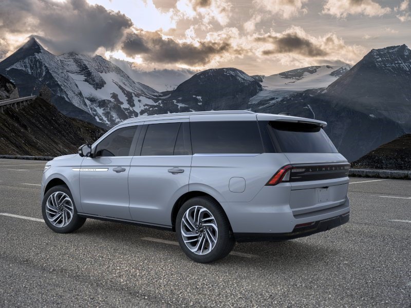 Used 2026 Lincoln Navigator Reserve AWD/4WD image 4