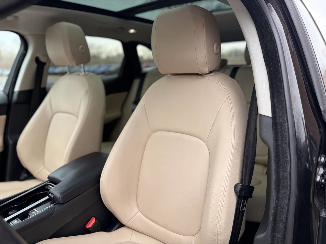 Used 2018 Jaguar F-PACE Premium image 13