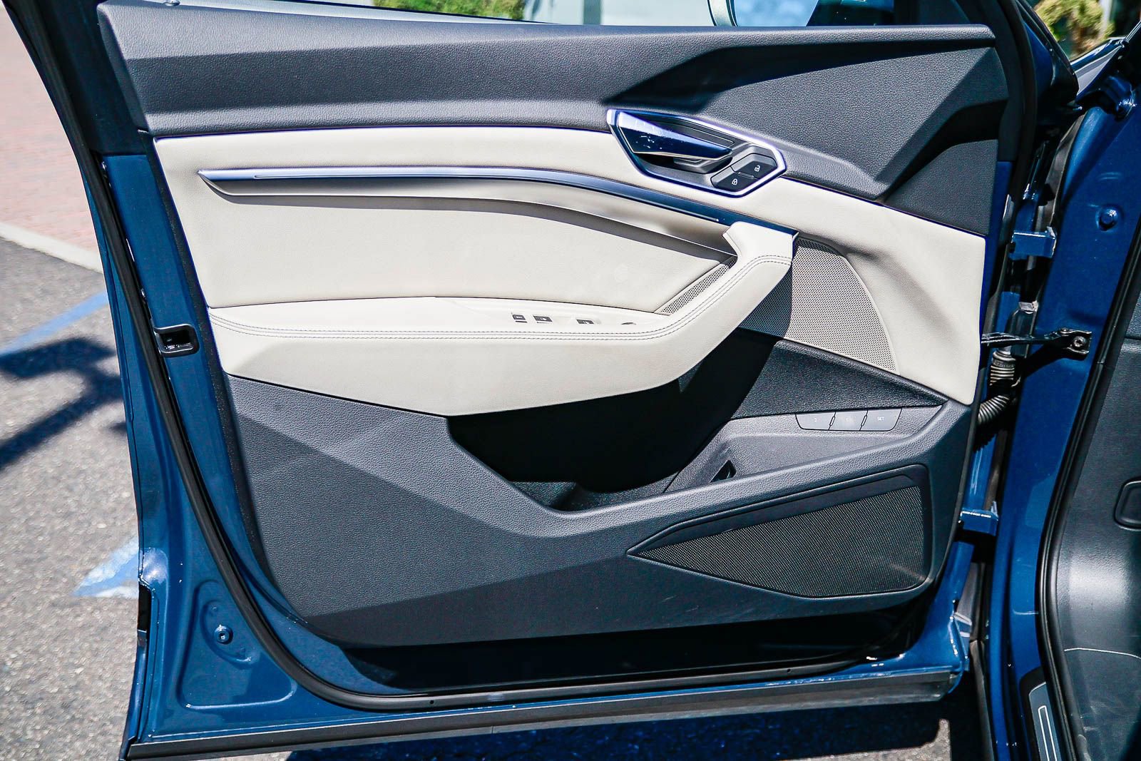 Used 2023 Audi e-tron Premium w/ Convenience Plus Package image 22