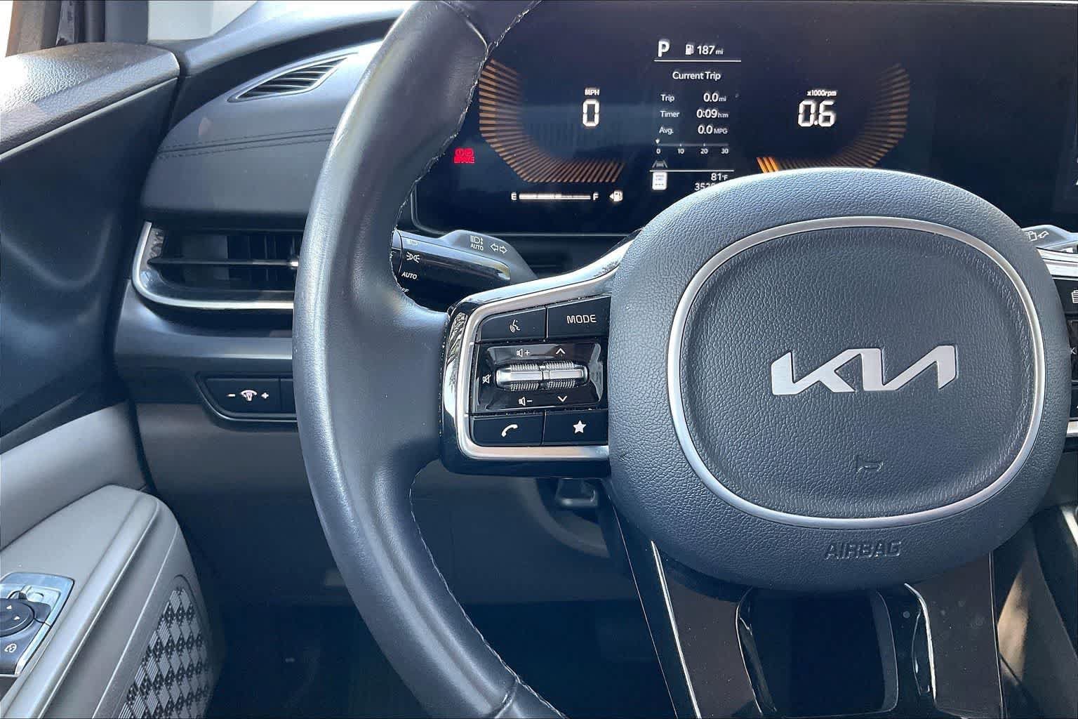 Certified 2025 Kia Carnival FWD image 23