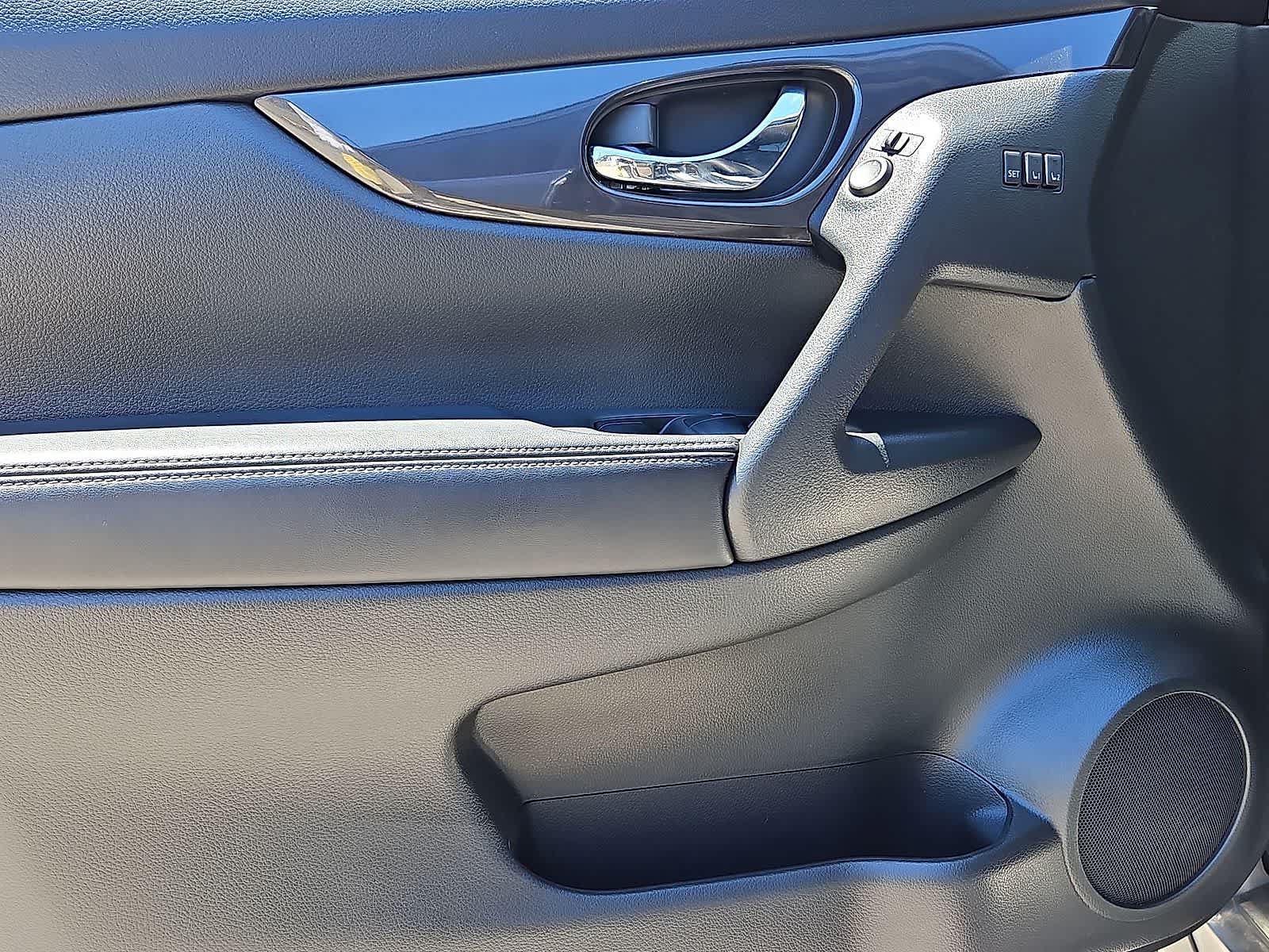 Used 2018 Nissan Rogue SV w/ Premium Package FWD image 28