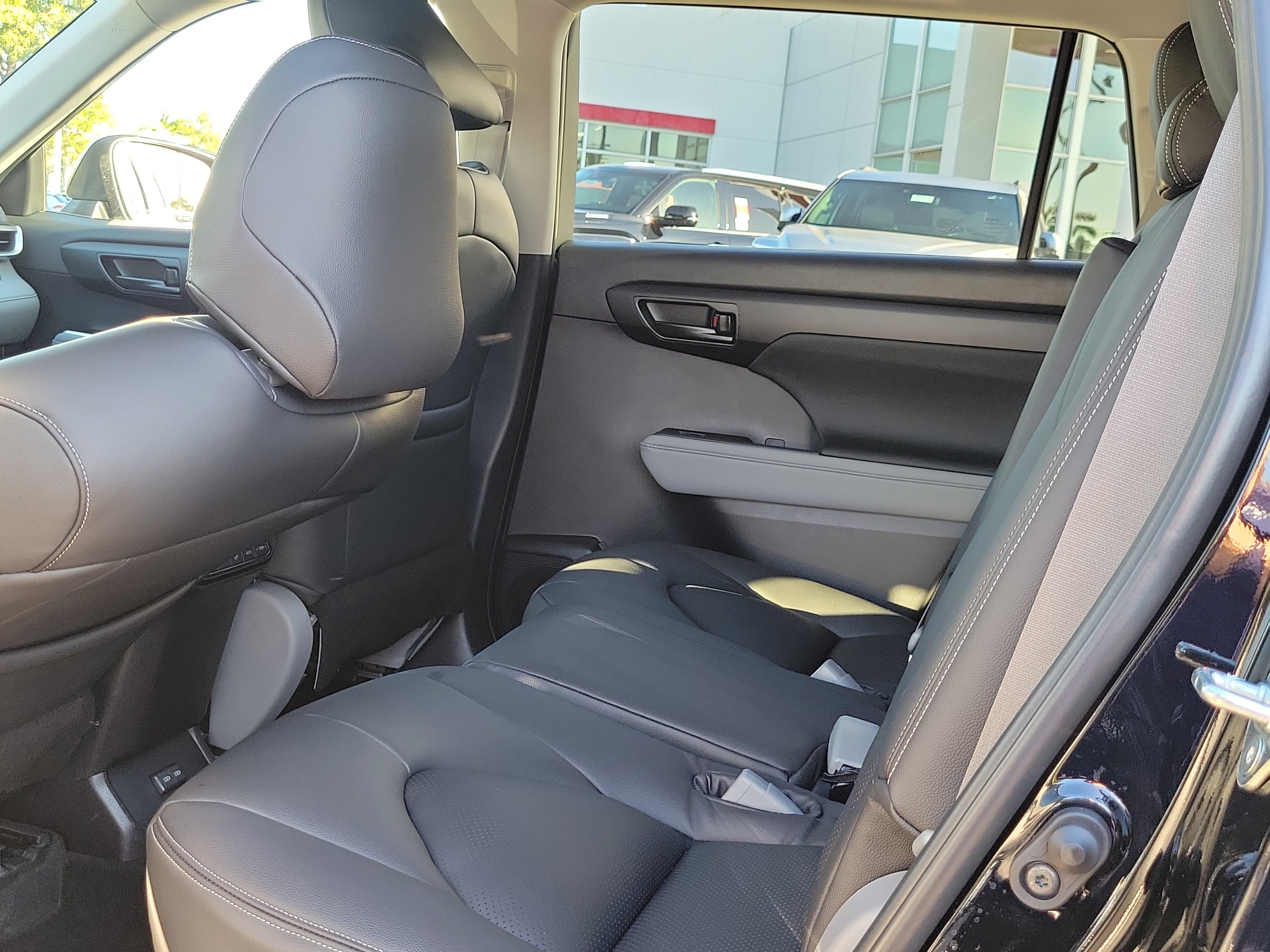 Used 2025 Toyota Highlander LE image 9