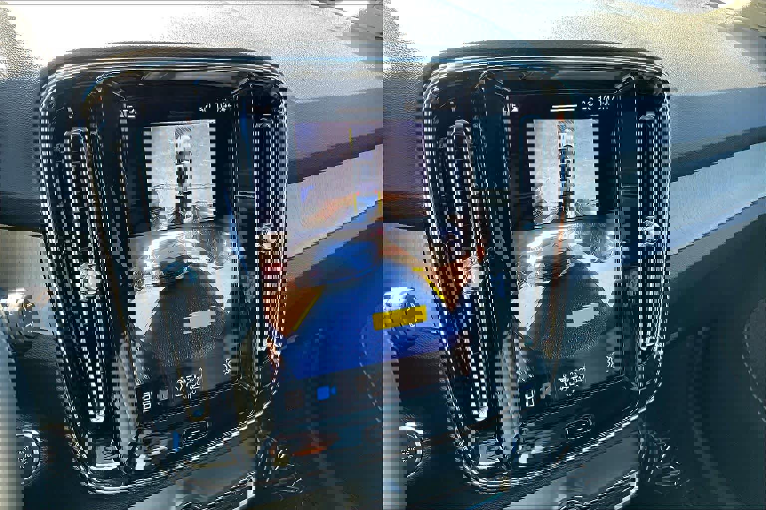 Certified 2024 Volvo XC40 B5 Plus w/ Protection Package Premier image 28