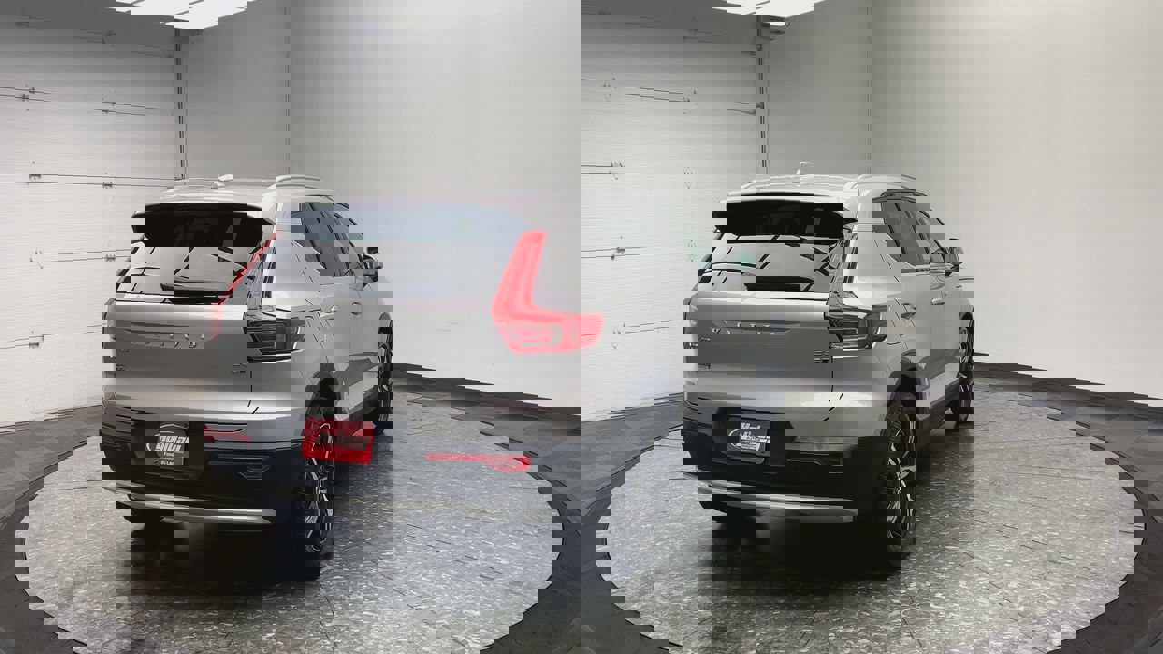 Used 2025 Volvo XC40 B5 Core image 38