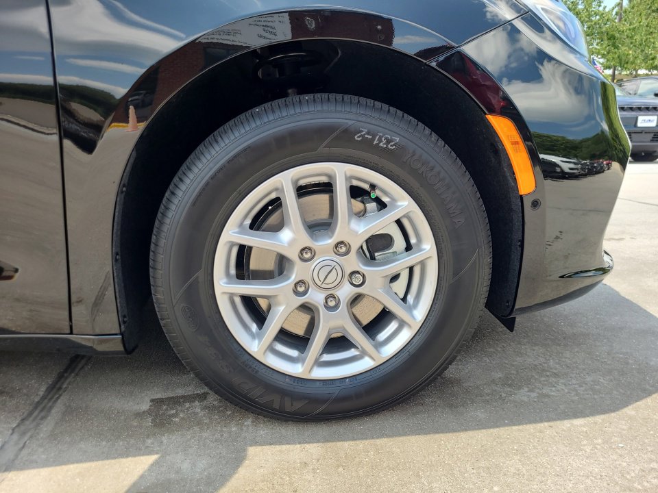 New 2025 Chrysler Pacifica Select image 25