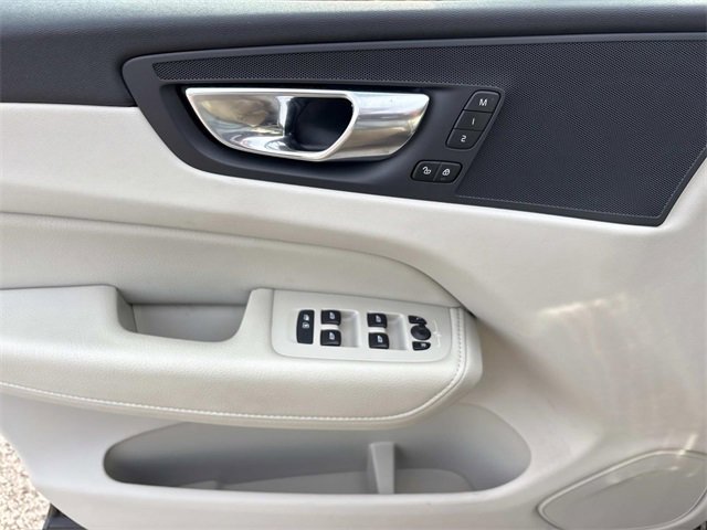 Used 2021 Volvo XC60 T5 Momentum w/ Premium Package image 25