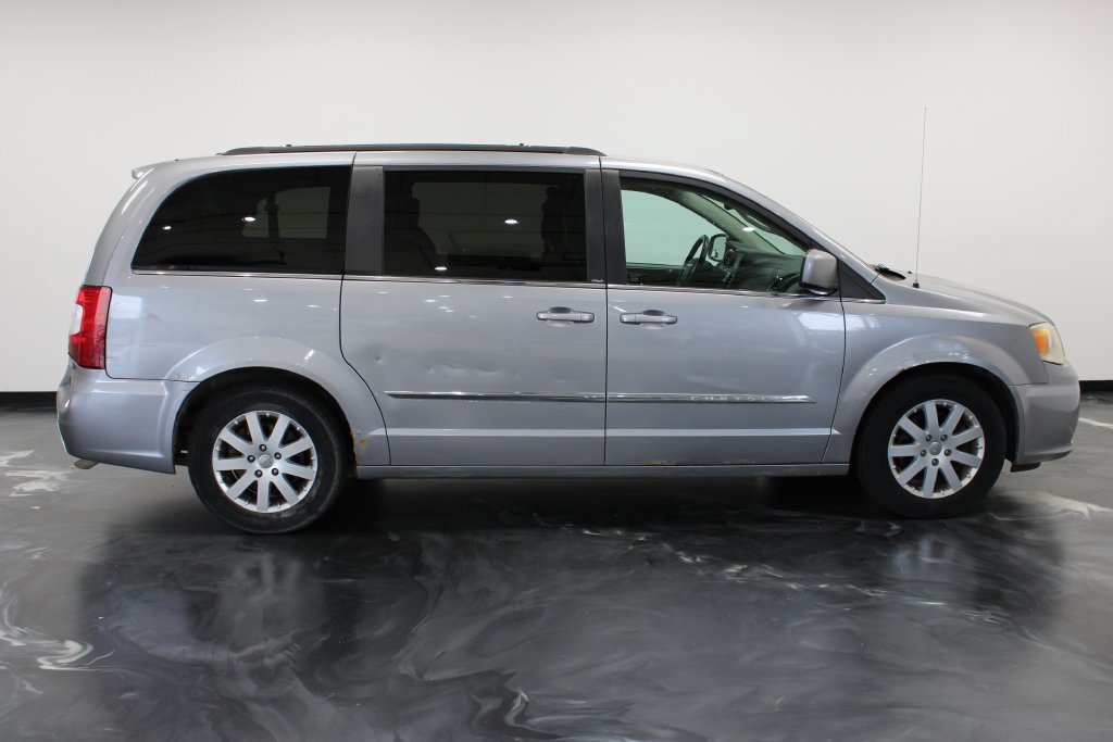 Used 2014 Chrysler Town & Country Touring FWD image 28