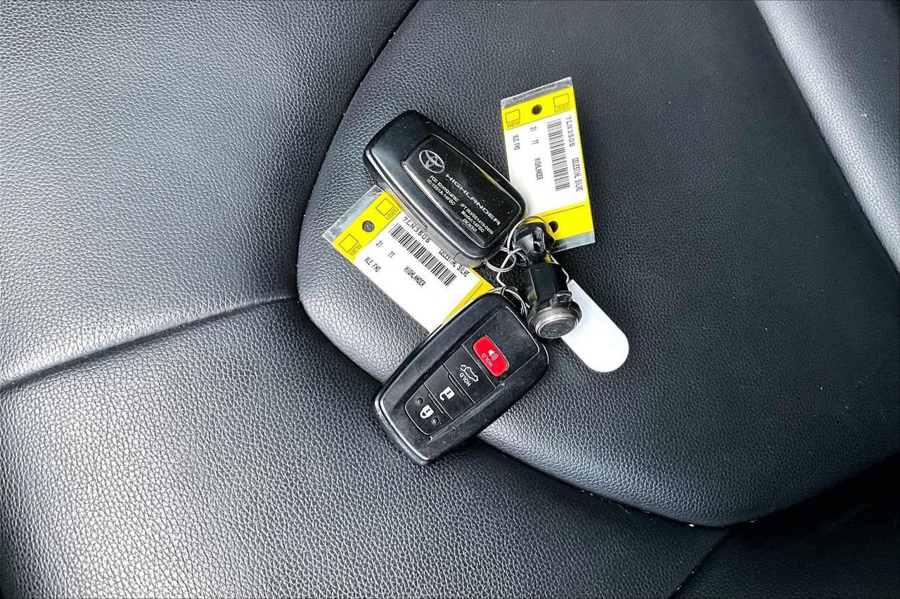 Used 2021 Toyota Highlander XLE FWD image 32