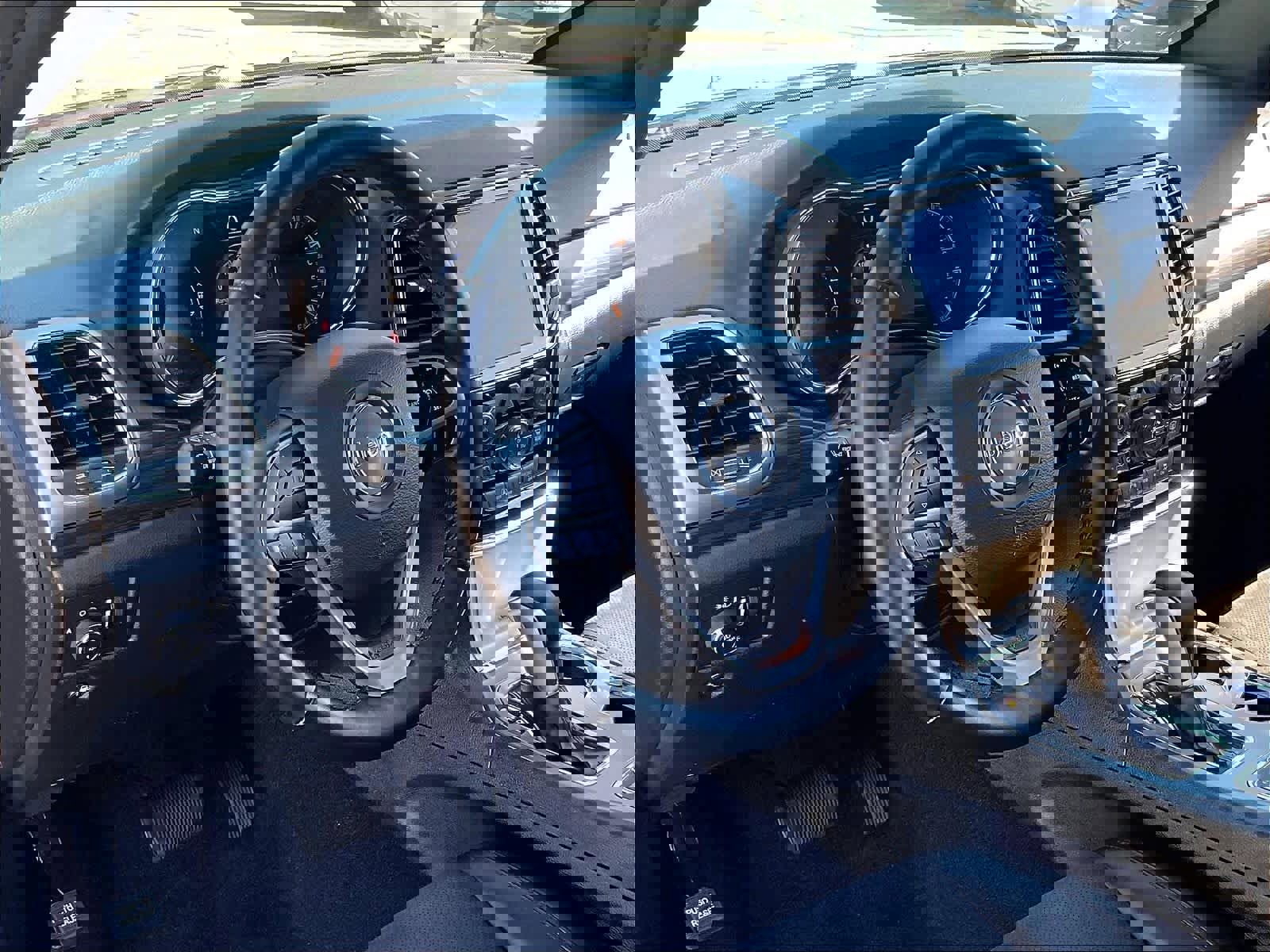 Used 2022 Jeep Grand Cherokee Laredo X image 14