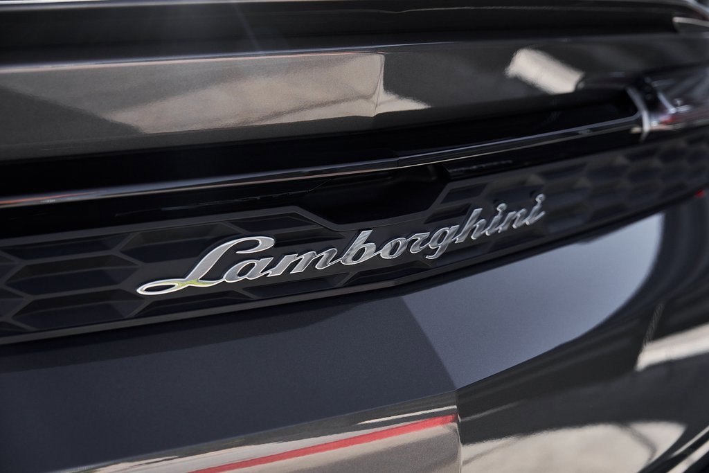 Used 2025 Lamborghini Urus SE image 12