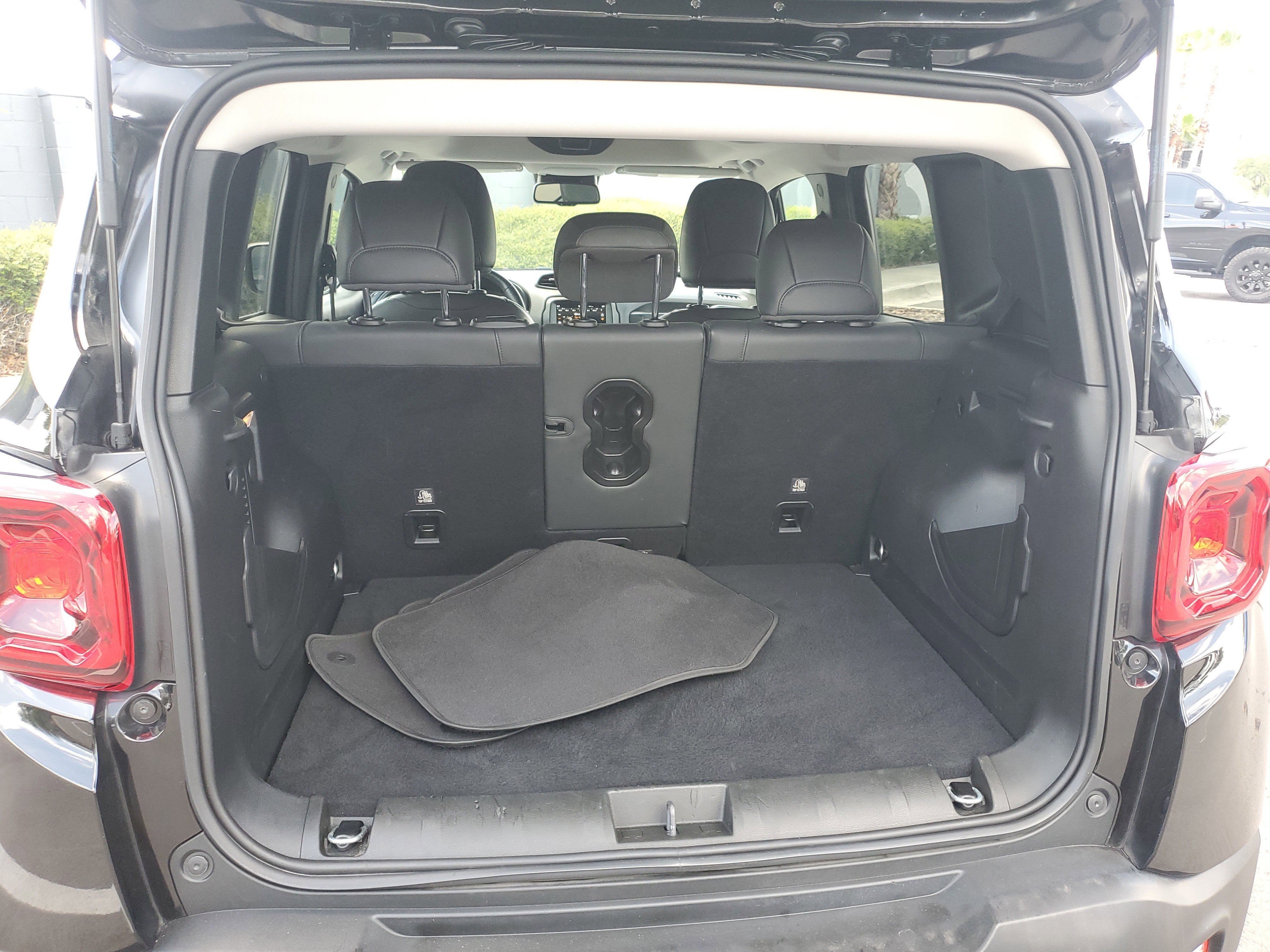 Used 2020 Jeep Renegade Limited w/ UConnect 8.4 Nav Group AWD/4WD image 8