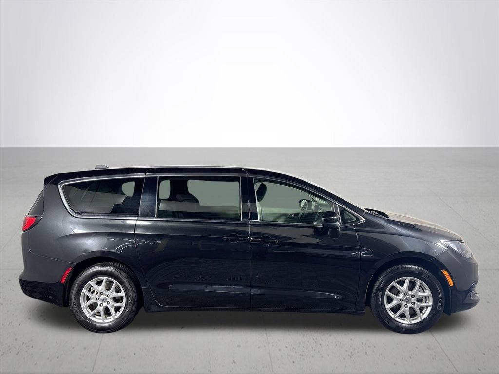 Used 2023 Chrysler Voyager LX FWD image 5
