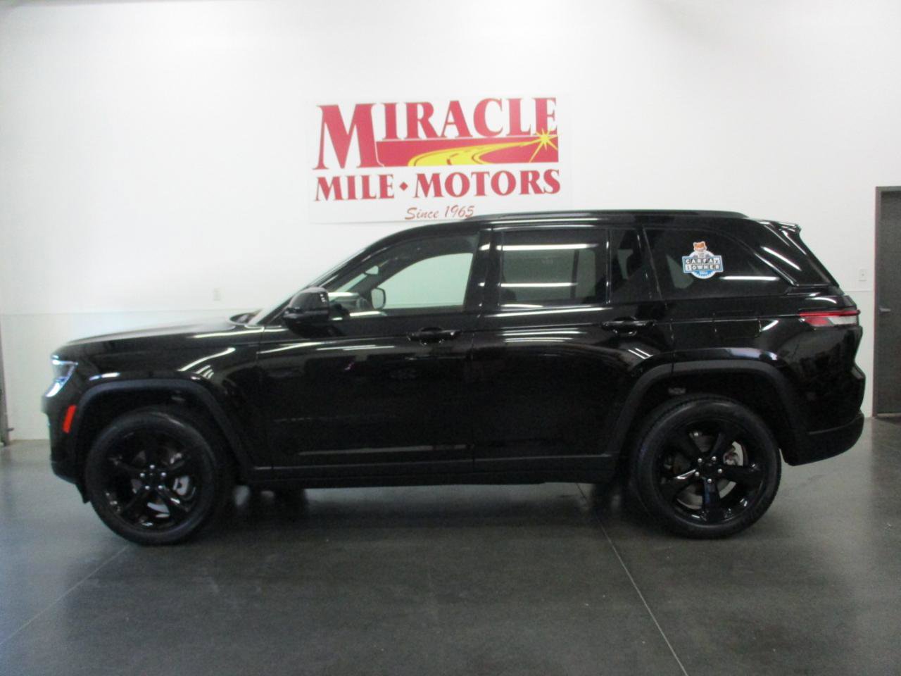 Used 2022 Jeep Grand Cherokee Altitude AWD/4WD image 2