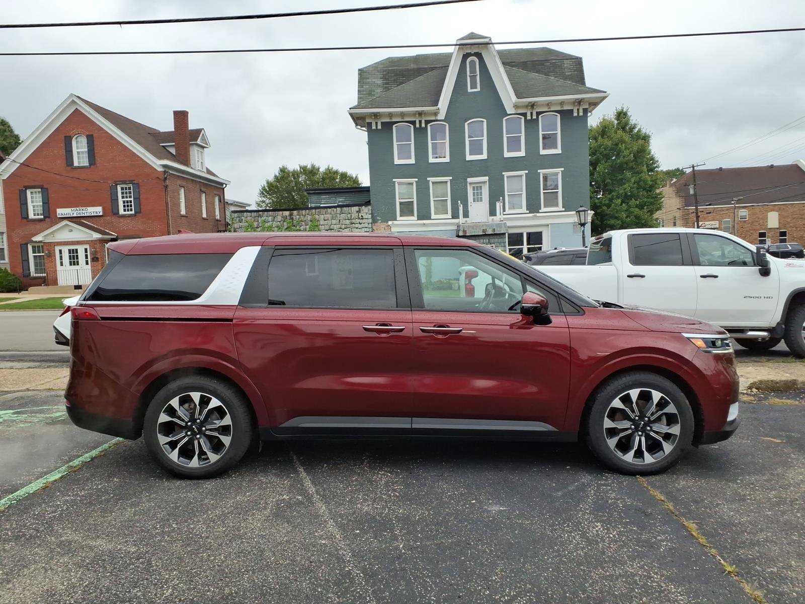 Used 2023 Kia Carnival EX FWD image 4