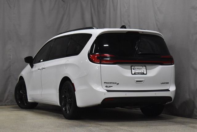 Certified 2025 Chrysler Pacifica Limited image 2