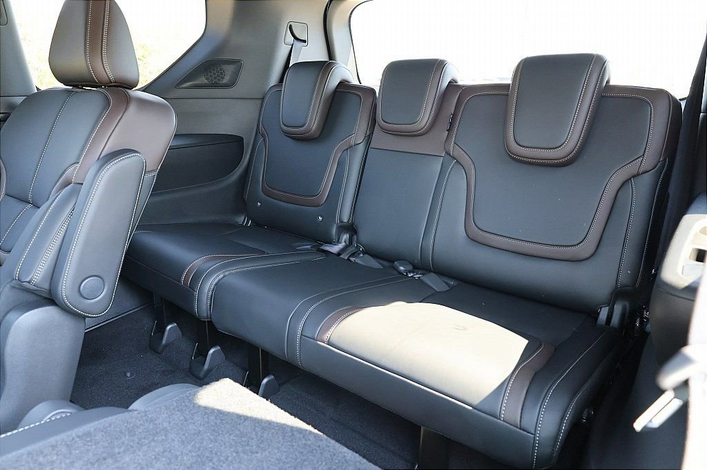 New 2026 Nissan Armada SL w/ Captain's Chari Seat Package image 10