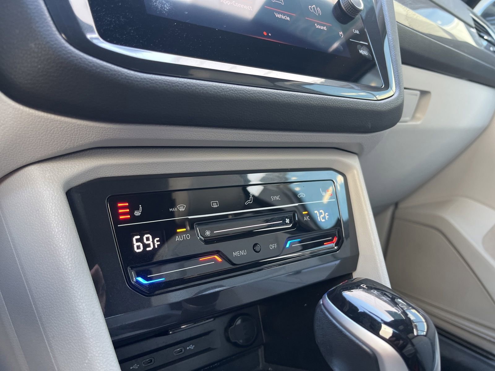 Used 2024 Volkswagen Tiguan SE R-Line image 26