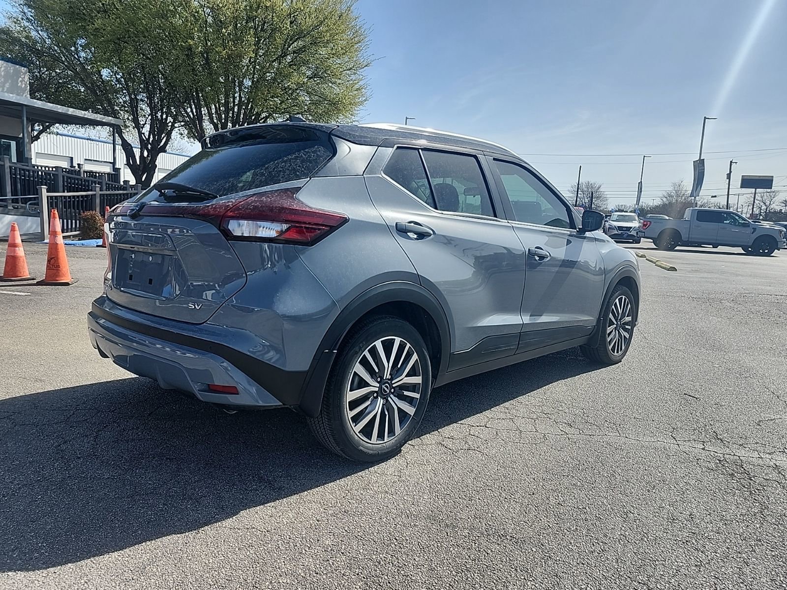Used 2023 Nissan Kicks SV image 3
