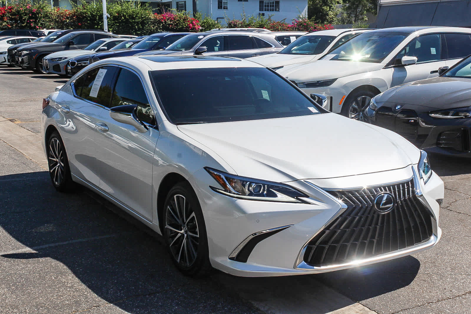 Used 2025 Lexus ES 300h w/ Premium Package FWD image 3