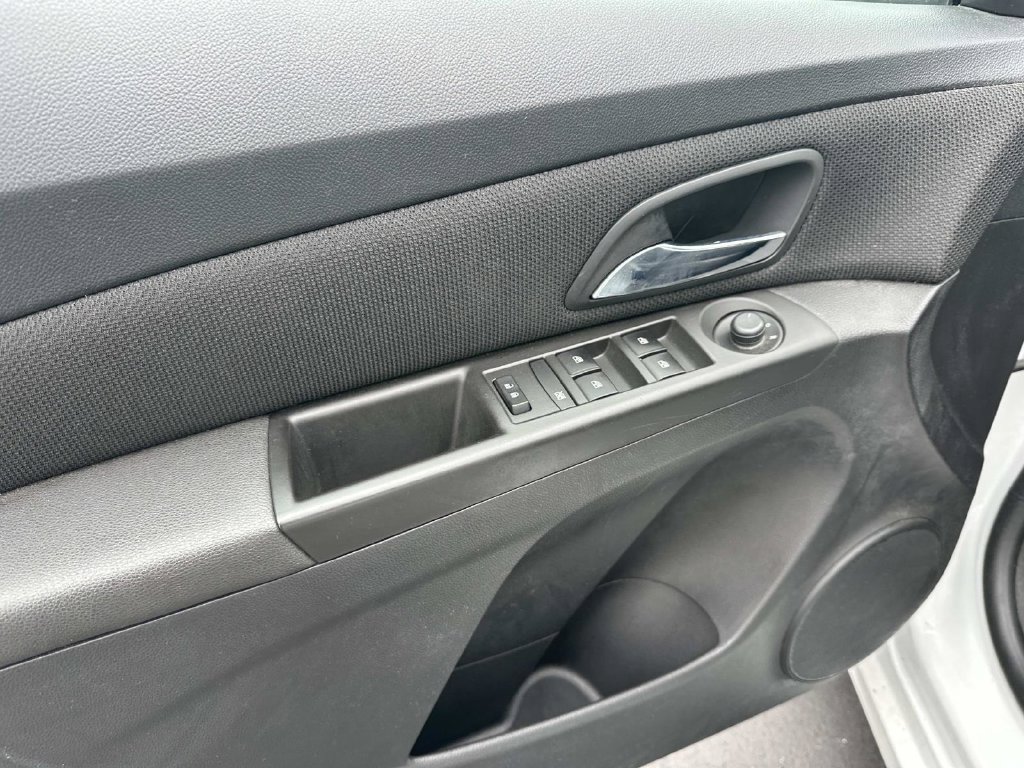 Used 2016 Chevrolet Cruze LT FWD image 15
