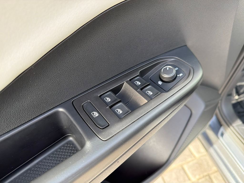 Certified 2025 Volkswagen Taos SE image 13