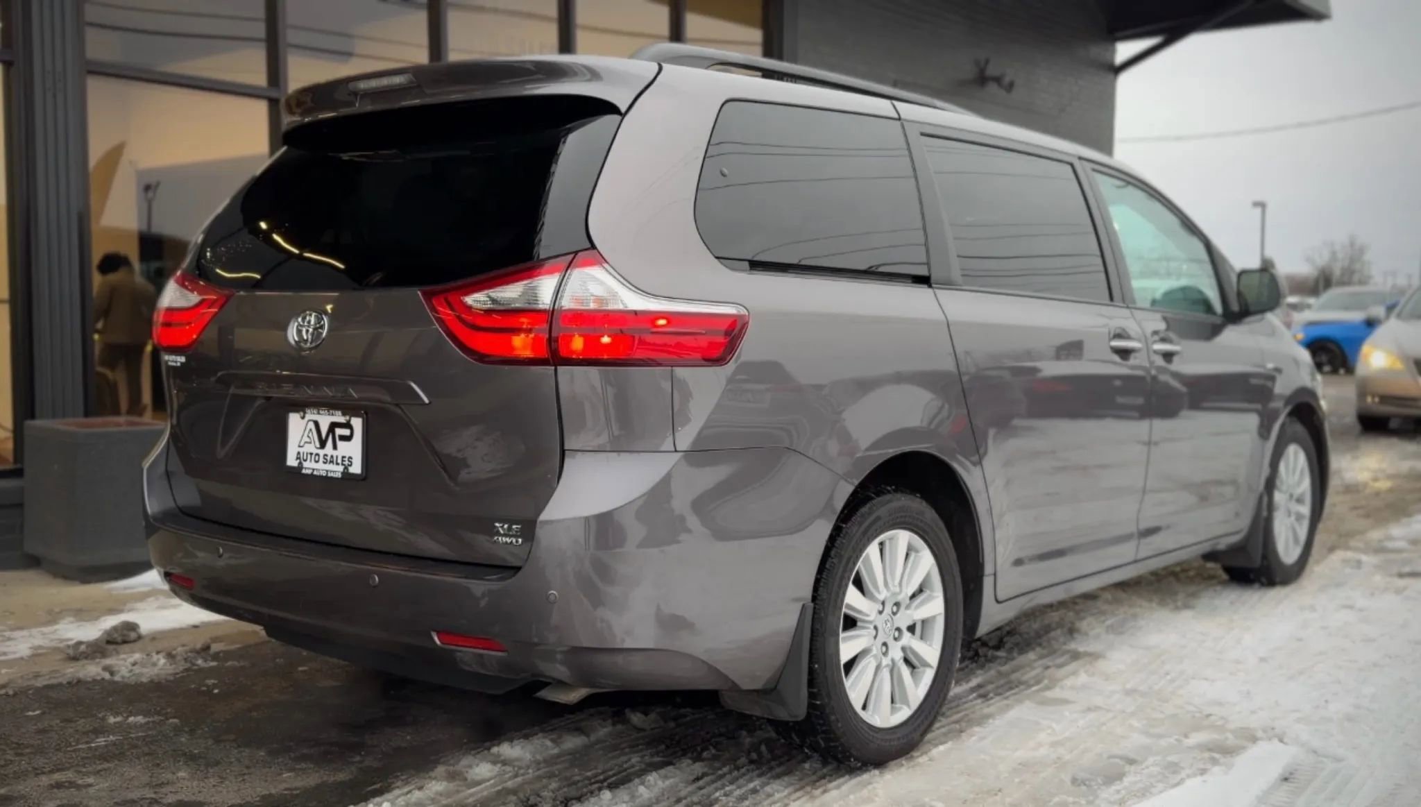 Used 2017 Toyota Sienna XLE image 3