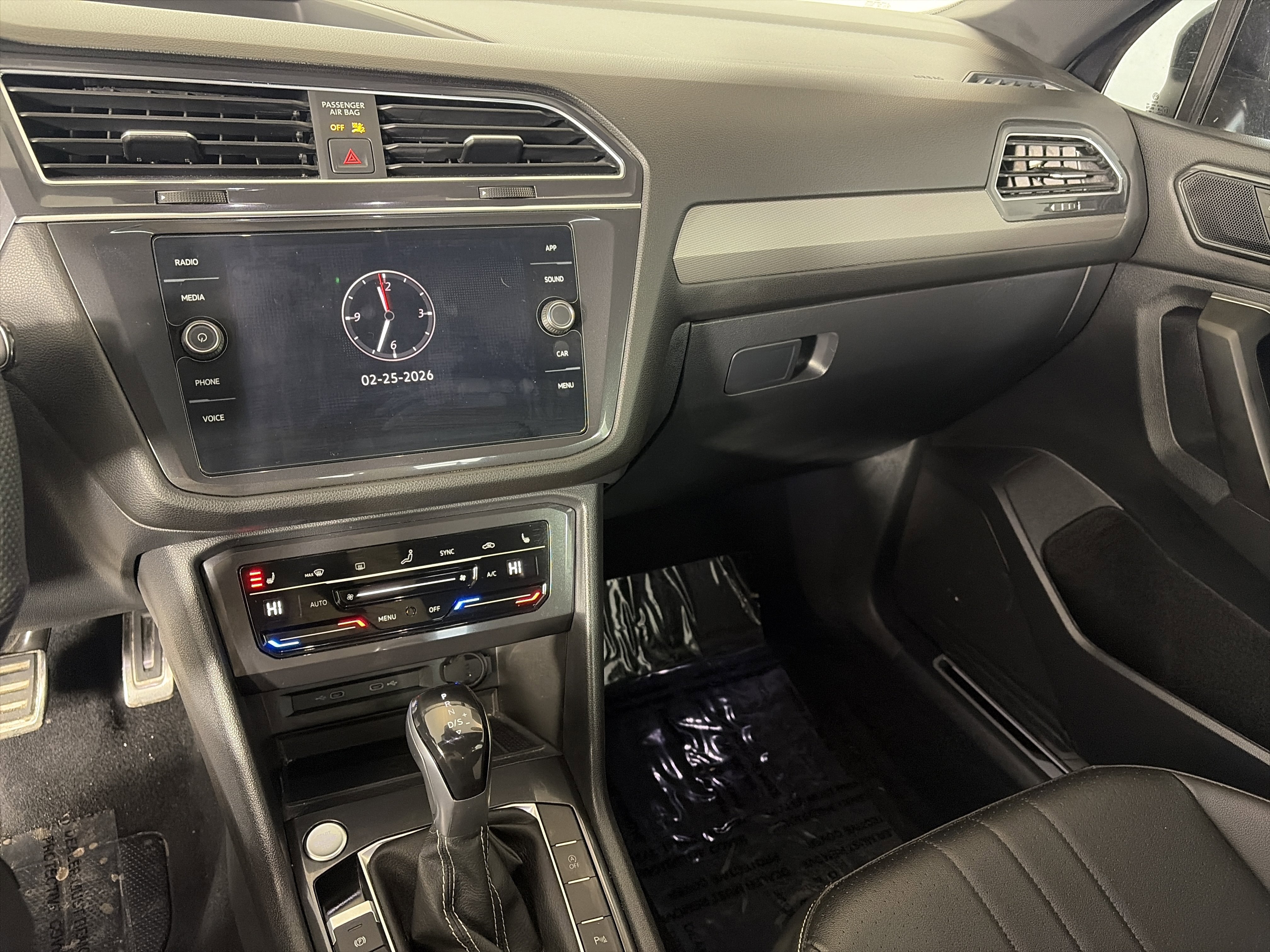 Used 2022 Volkswagen Tiguan SE R-Line image 10