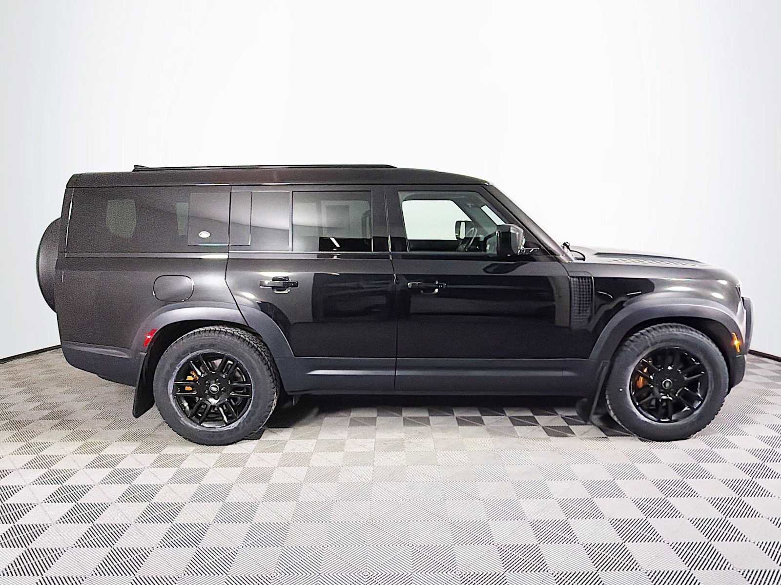 Used 2023 Land Rover Defender 130 SE image 4