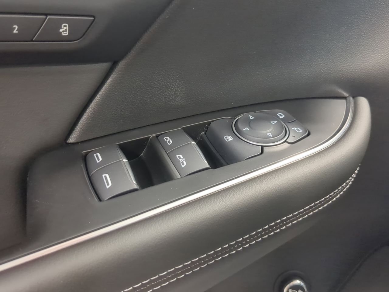 Used 2025 Buick Envision Avenir AWD/4WD image 23