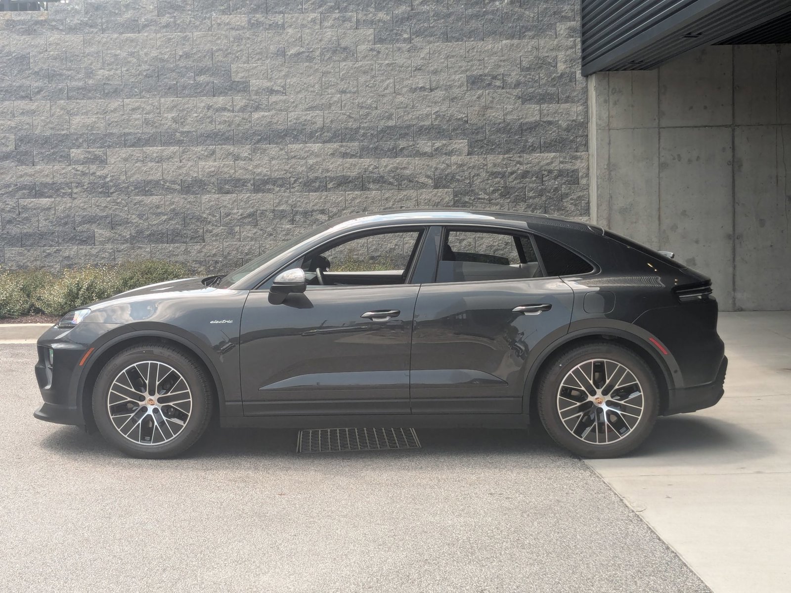 Certified 2025 Porsche Macan 4 Electric AWD/4WD image 2
