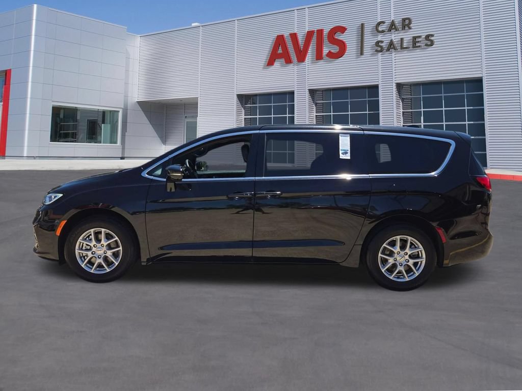 Used 2025 Chrysler Pacifica Select FWD image 2