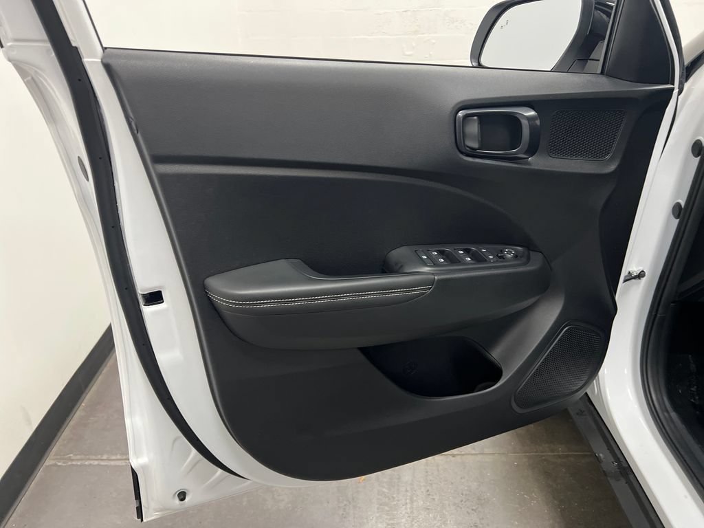 Used 2025 Hyundai Venue Limited FWD image 12