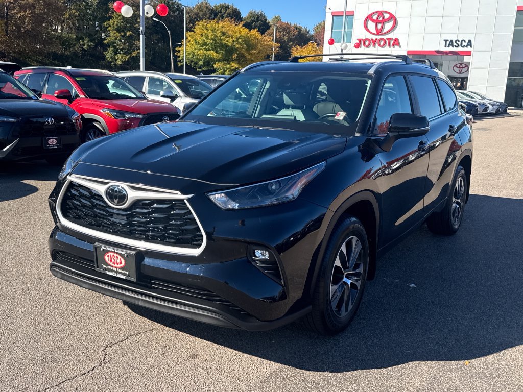 Used 2024 Toyota Highlander XLE AWD/4WD image 3