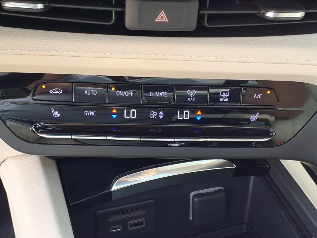 Used 2022 Buick Envision Essence w/ Technology Package I FWD image 18