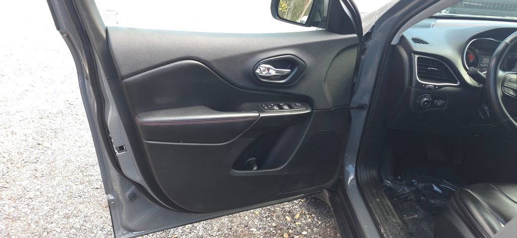 Used 2019 Jeep Cherokee Trailhawk w/ Cold Weather Group image 19