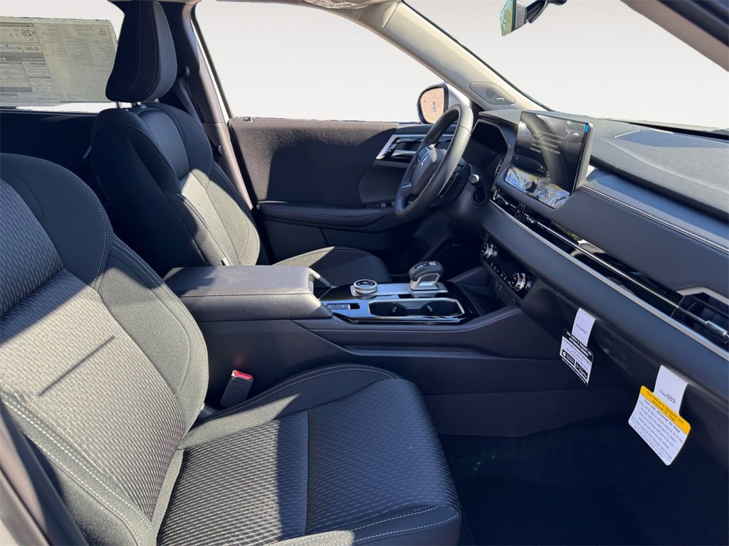 New 2025 Mitsubishi Outlander ES image 15