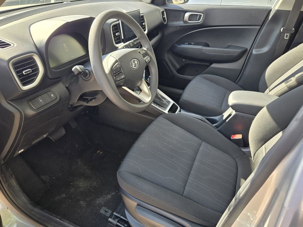 Certified 2025 Hyundai Venue SE image 11