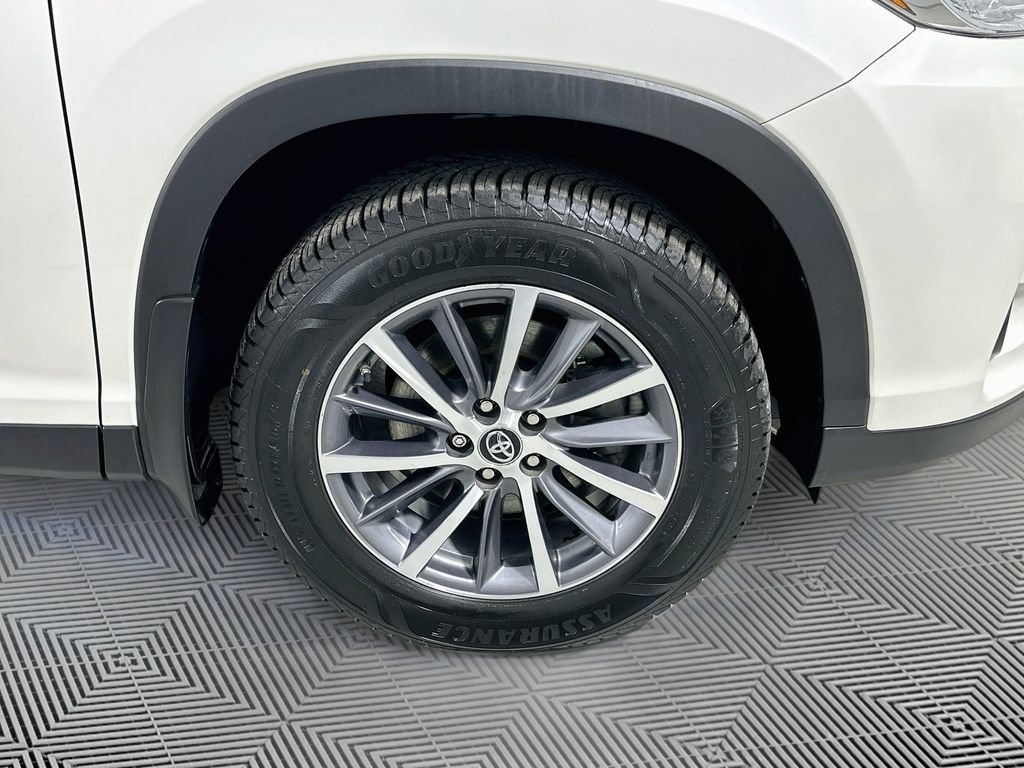 Used 2019 Toyota Highlander XLE AWD/4WD image 19