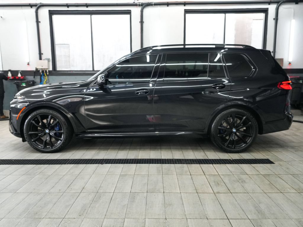 Used 2023 BMW X7 xDrive40i w/ M Sport Package AWD/4WD image 4