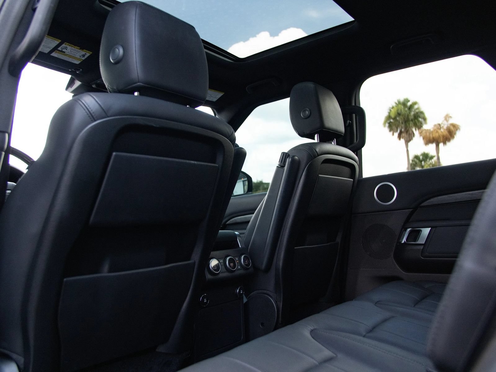 Used 2018 Land Rover Discovery HSE AWD/4WD image 32