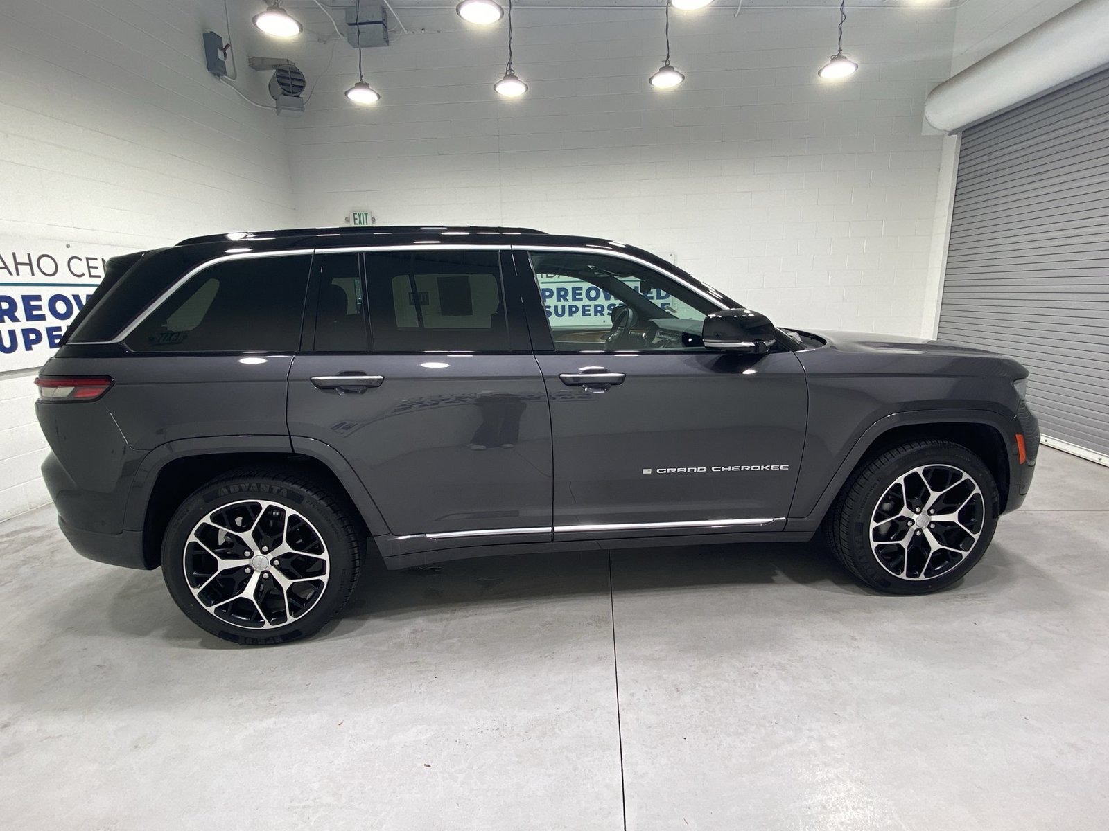 Used 2024 Jeep Grand Cherokee Summit AWD/4WD image 9