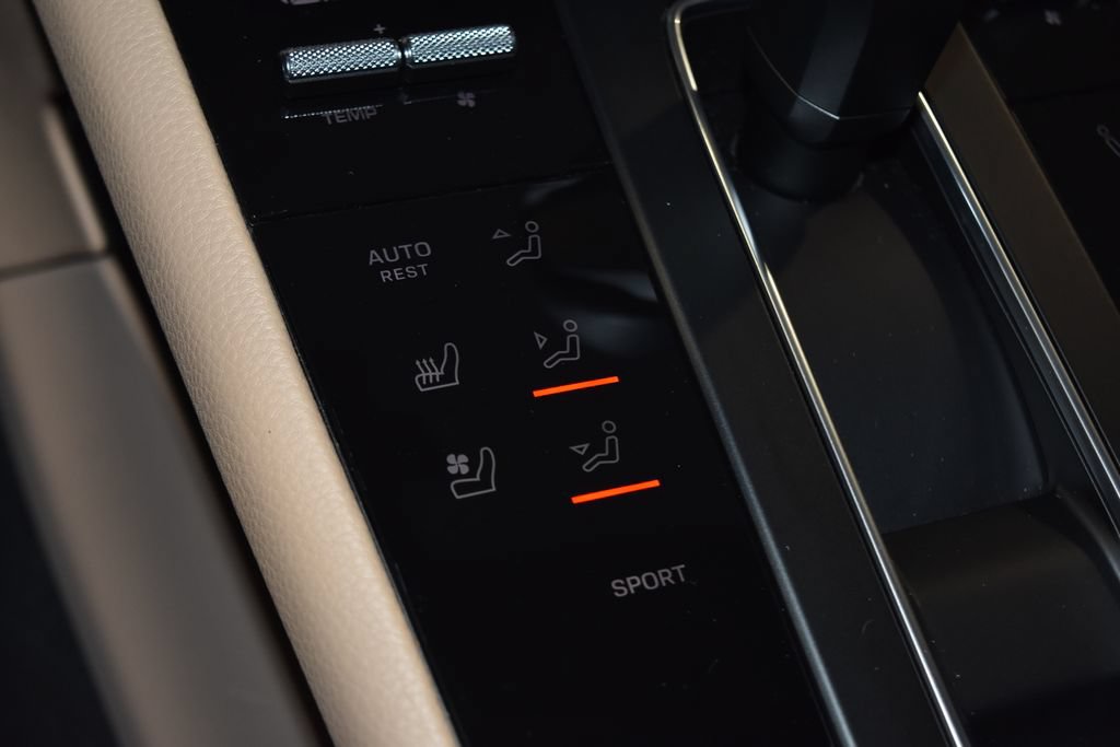 Certified 2025 Porsche Macan AWD/4WD image 16