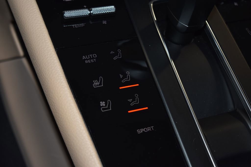 Certified 2025 Porsche Macan image 16