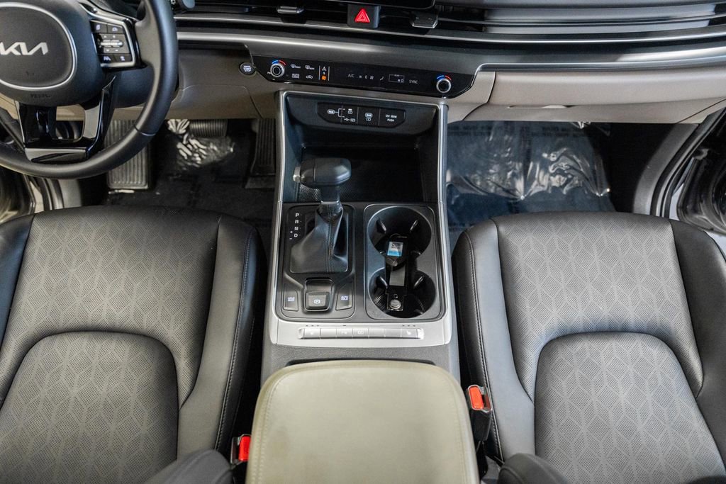 Used 2025 Kia Carnival FWD image 30