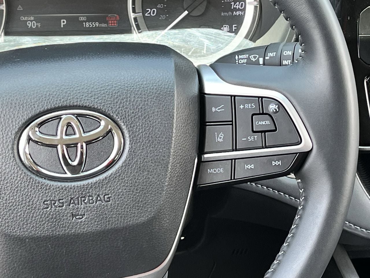 Used 2025 Toyota Highlander LE FWD image 14