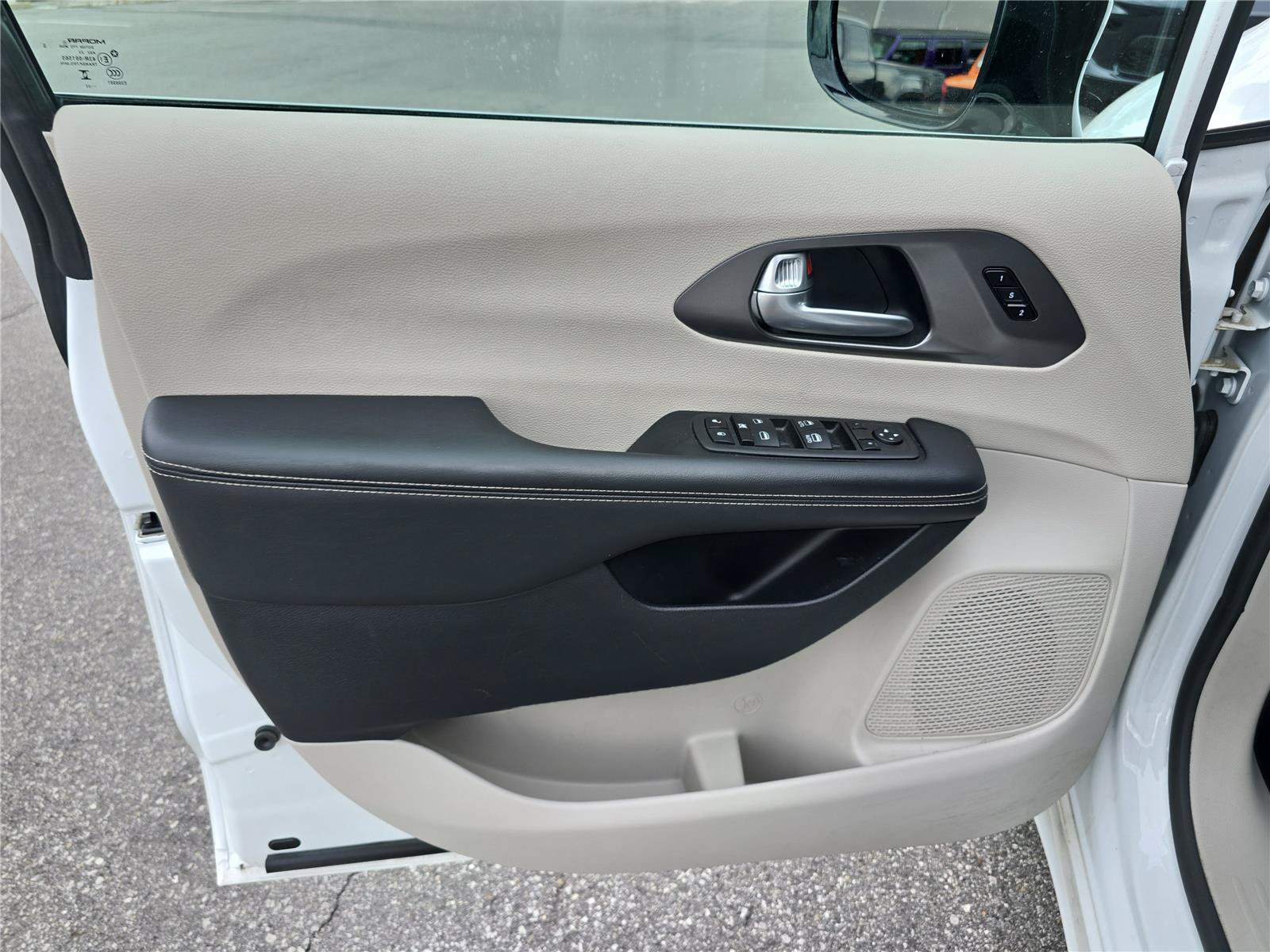 Used 2024 Chrysler Pacifica Touring-L FWD image 17