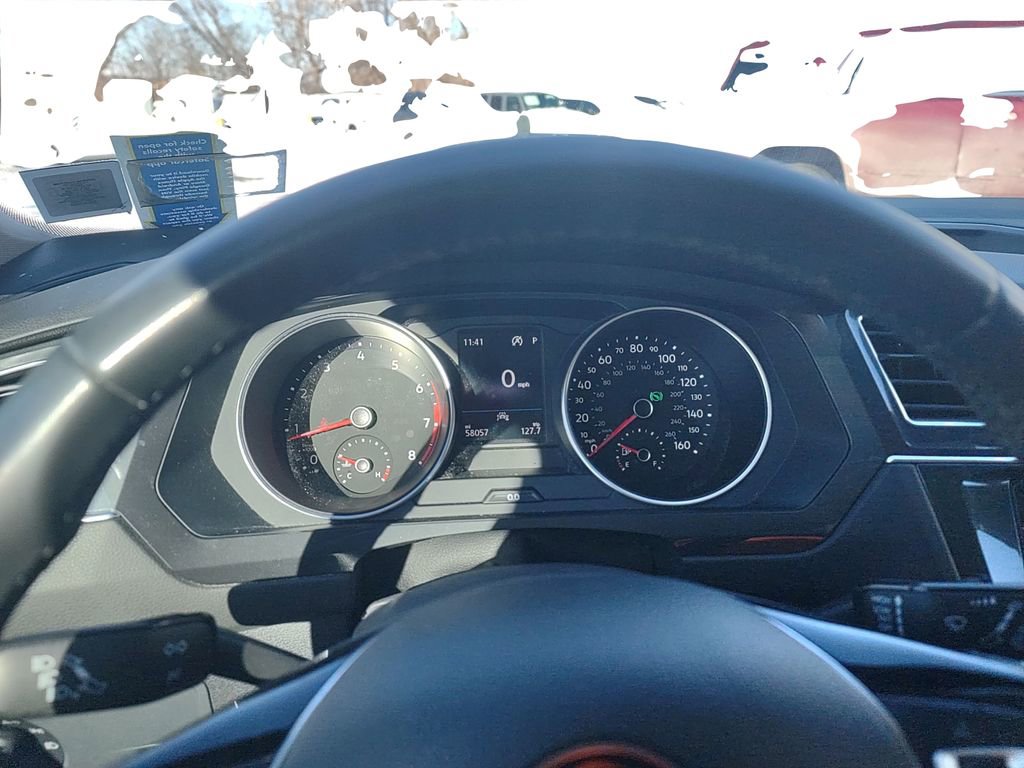 Used 2020 Volkswagen Tiguan SE w/ Panoramic Sunroof Package image 9