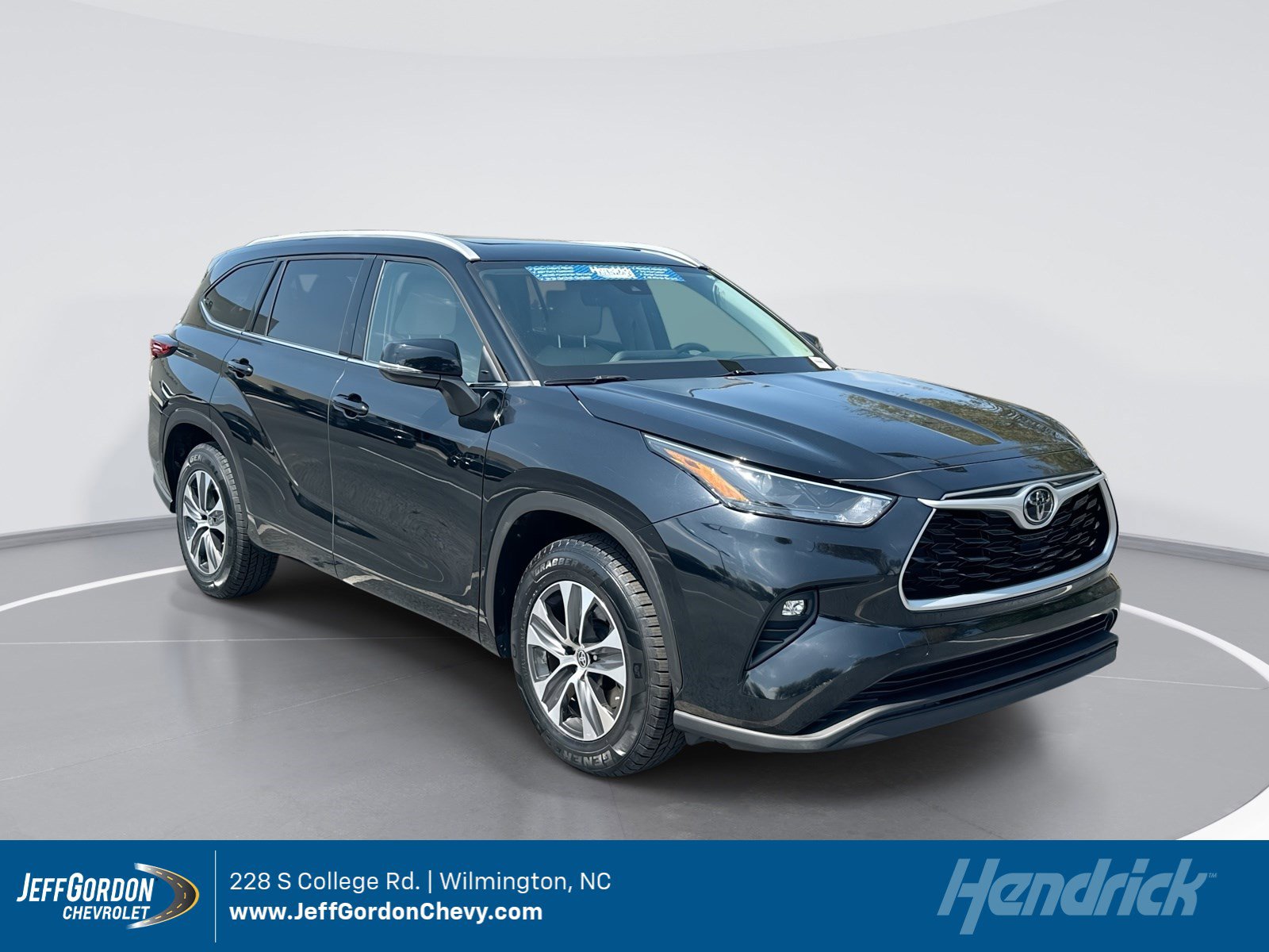 Used 2022 Toyota Highlander XLE image 1