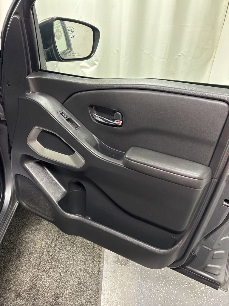 Used 2023 Nissan Frontier SV image 32